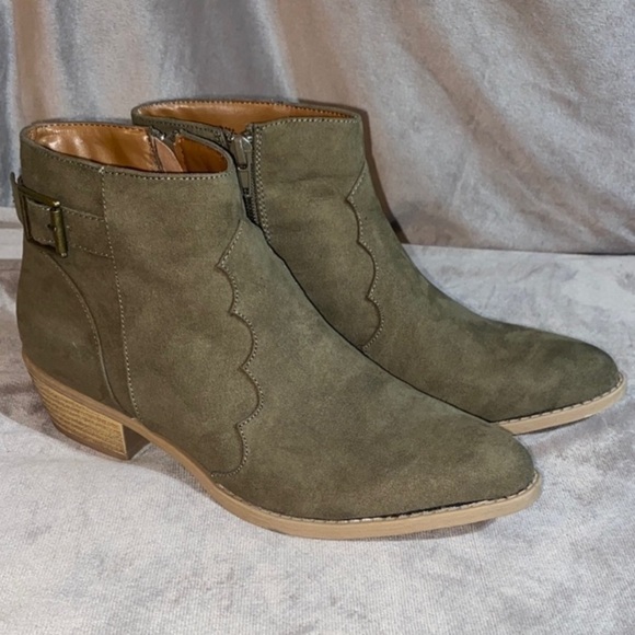 Daytrip Shoes - Daytrip Green Ankle Booties Suede Rounded Toe 🆕